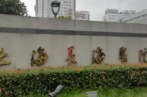 上海长海医院正畸口碑如何？口腔正畸科牙齿拥挤不齐改善效果很好，张新海医生治疗技术专业！